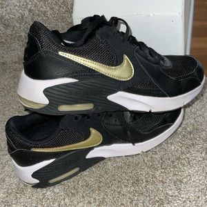 Women’s Nike Air Max - size 4Y (which equals a regular women’s size 5.5/6)